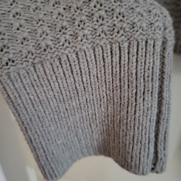 Abount short waisted knit sweater. - Picture 4 of 4